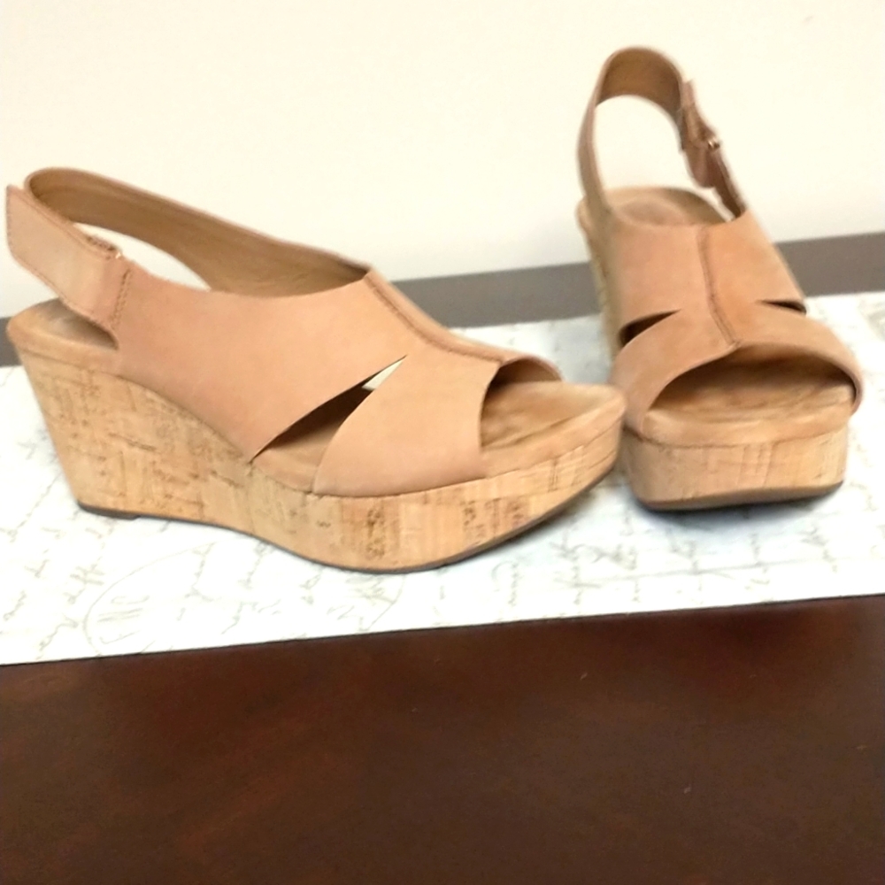 !!WORN ONCE!! Clark's Caslynn Lizzie Wedges in Tan Nubuck